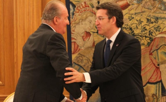 Don Juan Carlos recibe el saludo del presidente de la Xunta de Galicia, Alberto Núñez Feijóo
